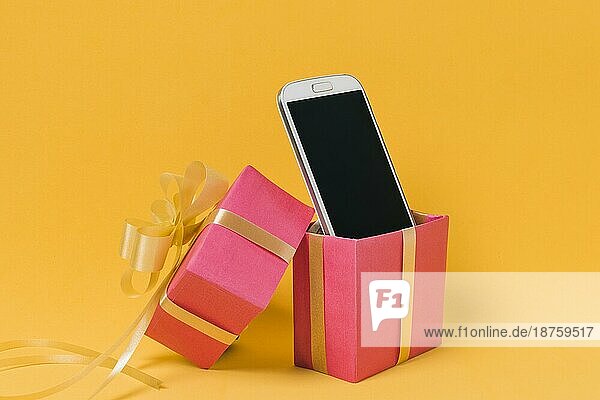 Handy mit leerem Bildschirm rosa Geschenk-Box. Auflösung und hohe Qualität schönes Foto