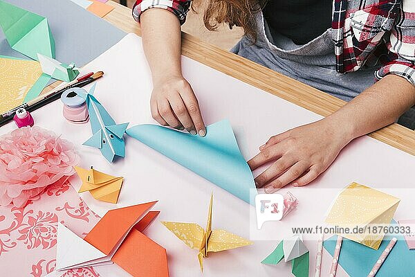Künstlerin  die Origami-Papier faltet und schönes Handwerk macht
