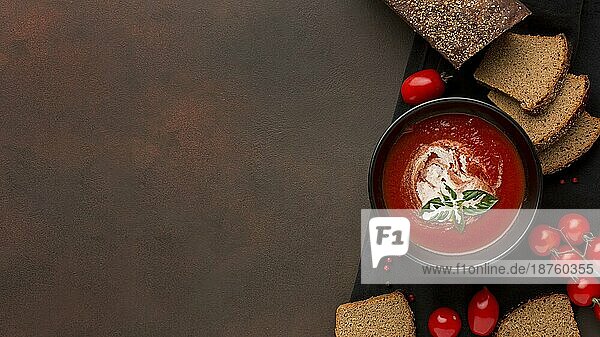 Ansicht von oben Schüssel mit Winter Tomatensuppe Schüssel Toast. Auflösung und hohe Qualität schönes Foto