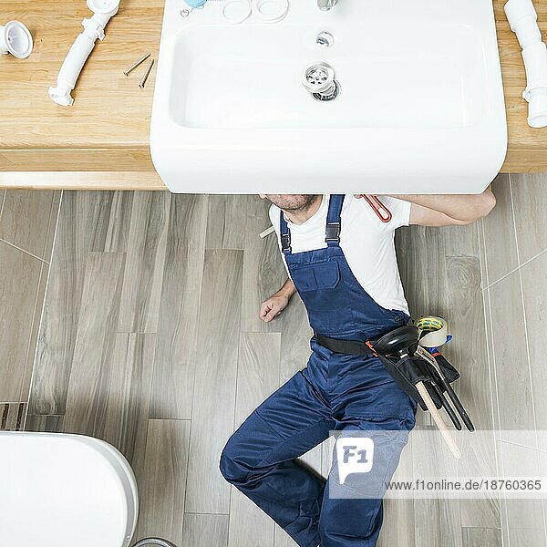 Sanitärtechniker liegendes Waschbecken. Auflösung und hohe Qualität schönes Foto