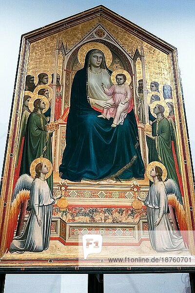 FLORENZ  TOSKANA/ITALIEN - 19. OKTOBER : Thronende Madonna mit Kind  Engeln und Heiligen in den Uffizien in Florenz  19. Oktober 2019