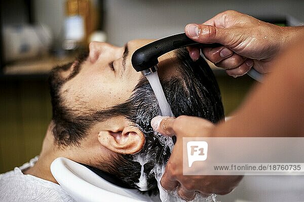 Nahaufnahme Mann bekommt Haare waschen 2. Auflösung und hohe Qualität schönes Foto