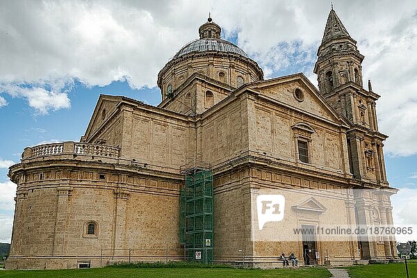MONTEPULCIANO  TOSKANA  ITALIEN - 17. MAI : Blick auf die Kirche San Biagio bei Montepulciano  Toskana  am 17. Mai 2013. Zwei nicht identifizierte Personen
