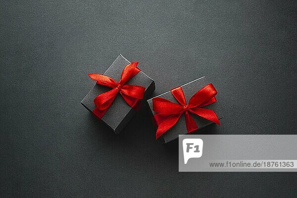 Süße Geschenkboxen schwarzer Hintergrund