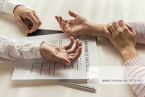 Hohe Winkel Hände Scheidungsurteil. Foto mit hoher Auflösung