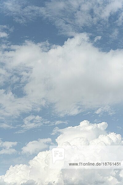 Flauschige Wolken Himmel vertikale Aufnahme. Hohe Auflösung Foto