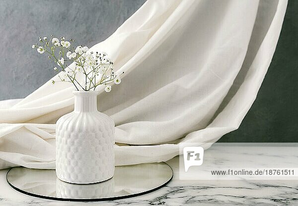 Keramikvase mit Blumen Tisch. Auflösung und hohe Qualität schönes Foto