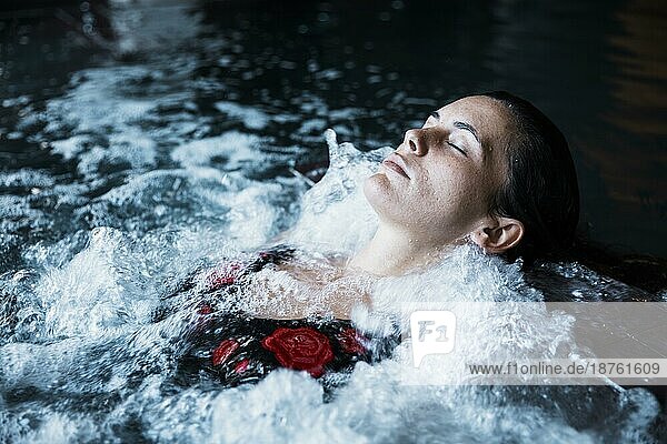Frau entspannt im Whirlpool