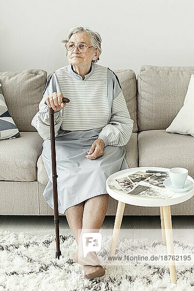 Porträt ältere Großmutter sitzend Sofa