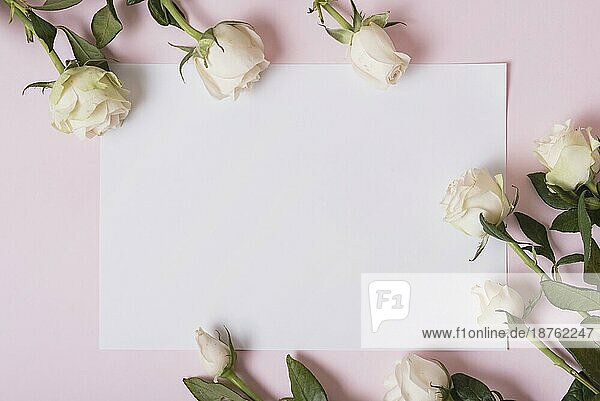 Schöne Rosen leeres Papier gegen rosa Hintergrund