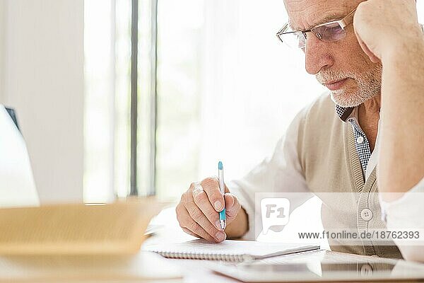 Senior professor brille schreiben notebook klassenzimmer