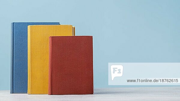 Vorderansicht drei farbige Bücher mit Kopierraum. Foto mit hoher Auflösung