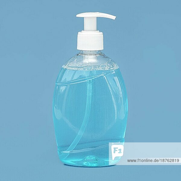 Transparente Flasche flüssige Seife blaün Hintergrund. Auflösung und hohe Qualität schönes Foto