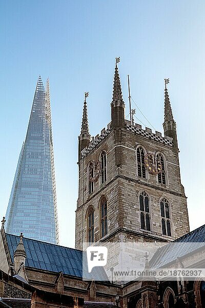 Glockenturm der Kathedrale von Southwark mit dem Shard im Hintergrund