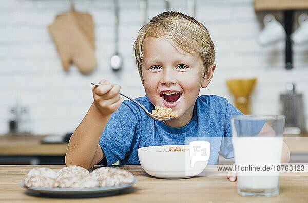 Lächelndes Kind ißt Müsli