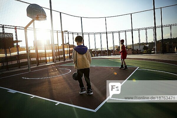 Kinder spielen auf einem Basketballplatz. Foto mit hoher Auflösung