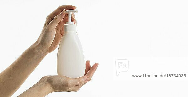 Hand mit Flüssigseife in der Flasche mit Kopierfeld