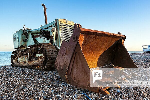 DUNGENESS  KENT/UK _ 17. DEZEMBER : Bulldozer am Strand von Dungeness in Kent am 17. Dezember 2008