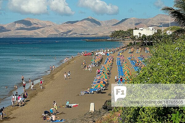 Menschen entspannen sich an einem Strand auf Lanzarote
