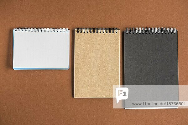 Drei Spiral-Notizbücher braunen Hintergrund. Auflösung und hohe Qualität schönes Foto