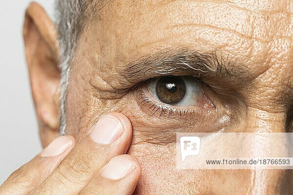 Nahaufnahme alter Mann mit braunen Augen. Auflösung und hohe Qualität schönes Foto