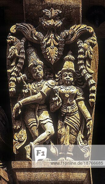 Lord Shiva und Göttin Parvati  Holzschnitzereien aus dem 17. Jahrhundert im Meenakshi-Sundareswarar-Tempel Chariot in Madurai  Tamil Nadu  Südindien  Indien  Asien