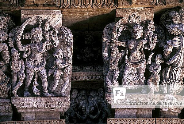 Madurai Veeran und Bommi  Holzschnitzereien aus dem 17. Jahrhundert im Chariot des Meenakshi-Sundareswarar-Tempels in Madurai  Tamil Nadu  Südindien  Indien  Asien