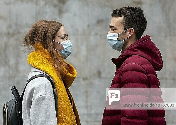 Seitenansicht Paar mit medizinischen Masken