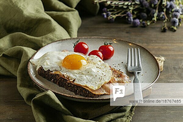 Frühstück mit Ei  Speck und Tomaten  hoher Winkel. Foto mit hoher Auflösung