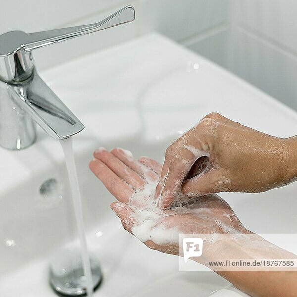Person beim Händewaschen mit Seife . Foto mit hoher Auflösung