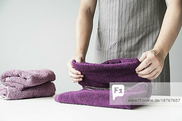 Vorderansicht Person  die Handtücher faltet