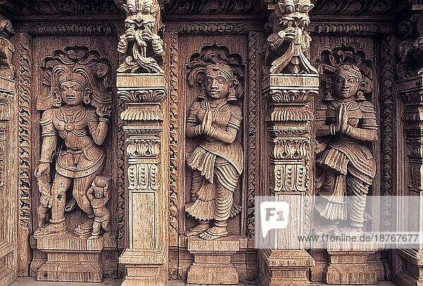 Lord Shiva Pichadanar und Verehrer  Holzschnitzereien aus dem 17. Jahrhundert im Meenakshi-Sundareswarar-Tempel Chariot in Madurai  Tamil Nadu  Südindien  Indien  Asien