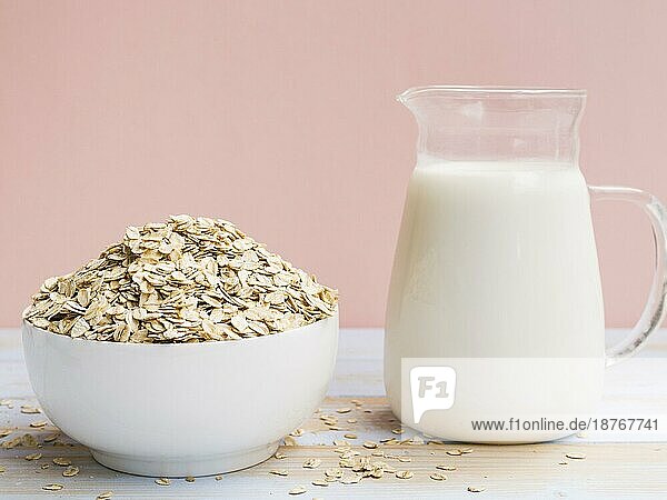 Frühstück mit Haferflocken Schüssel Milch. Auflösung und hohe Qualität schönes Foto