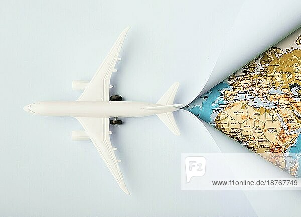 Foto Draufsicht weißes Spielzeug Flugzeug und Karte. Auflösung und hohe Qualität schönes Foto