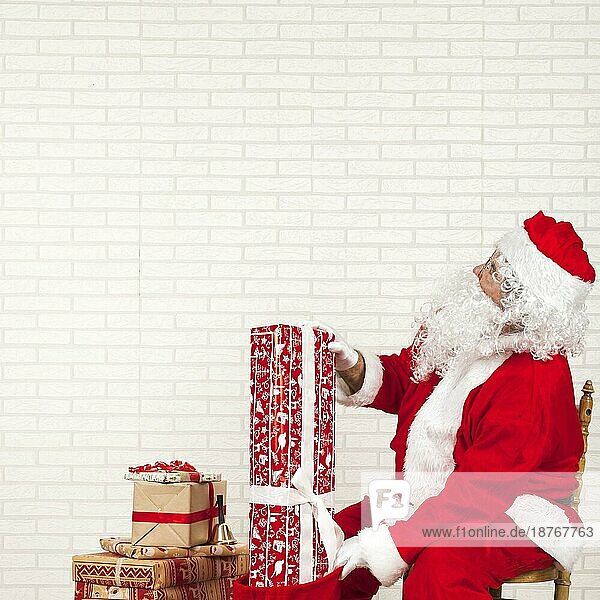 Weihnachtsmann legt Geschenke Tasche . Auflösung und hohe Qualität schönes Foto