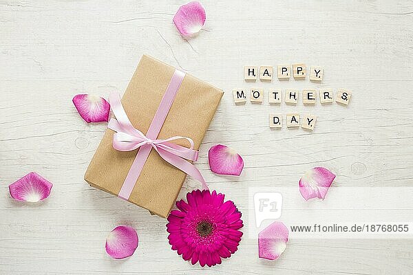 Glückliche Mütter Tag Inschrift mit Geschenkbox Gerbera