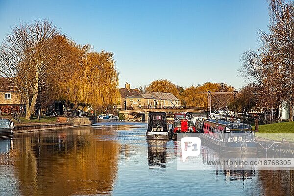 ELY  CAMBRIDGESHIRE  UK - 23. NOVEMBER: Blick entlang des Flusses Great Ouse bei Ely am 23. November 2012. Drei nicht identifizierte Personen