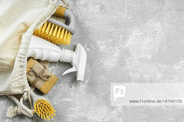Flach legen umweltfreundliche Reinigungsmittel mit Bürsten kopieren Raum. Auflösung und hohe Qualität schönes Foto