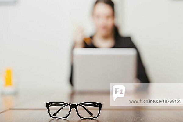 Brille Büro arbeitende Frau