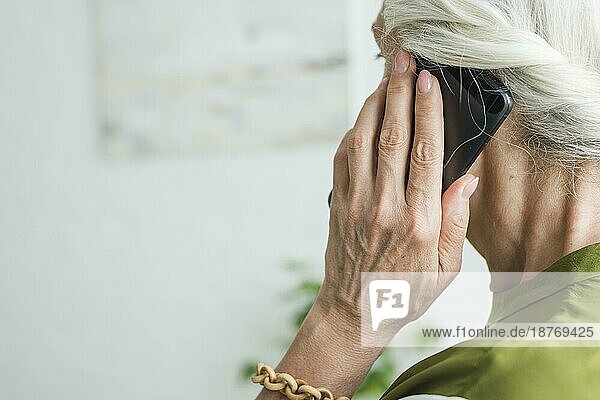 Senior Frau s Hand mit Handy. Foto mit hoher Auflösung