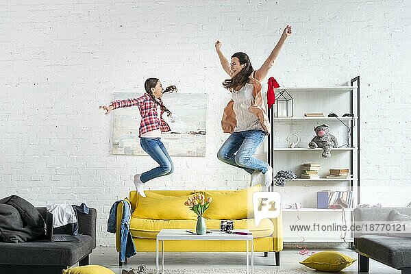 Mutter Tochter springende Couch. Foto mit hoher Auflösung