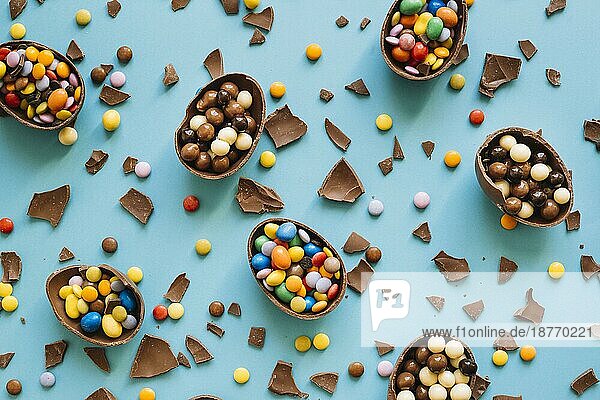 Schokoladeneier mit Süßigkeiten