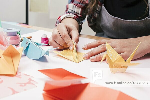 Nahaufnahme Frau Hand machen kreative Kunst Handwerk mit Origami-Papier