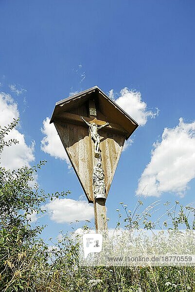 Hölzernes religiöses Kreuz in der Landschaft