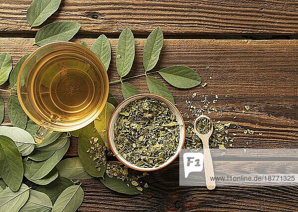 Flachlegen Tasse Tee natürliche Kräuter Blätter