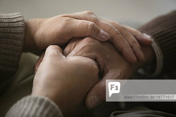 Nahaufnahme Senior Paar hält Hände. Auflösung und hohe Qualität schönes Foto