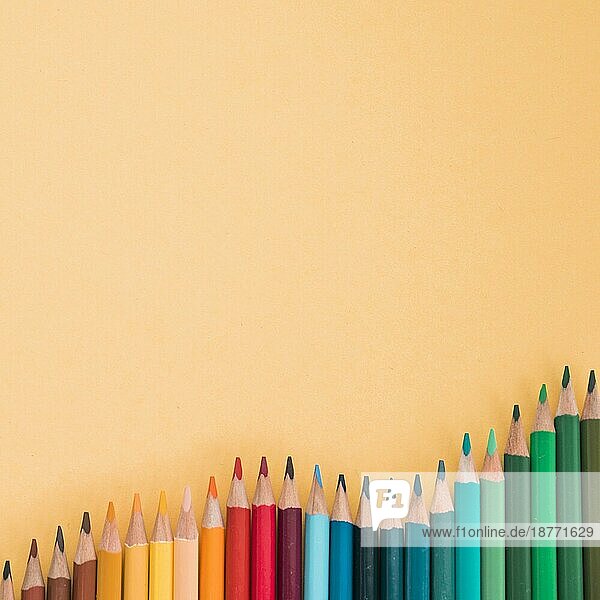 Hohe Winkel Ansicht bunte Bleistifte farbigen Hintergrund. Hohe Auflösung Foto