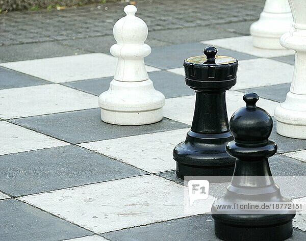 Einige Schachfiguren eines Spiels im Freien