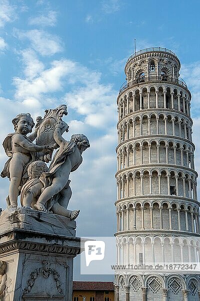 PISA  TUSKANIEN/ITALIEN - 17. APRIL: Statue von Putten vor dem Schiefen Turm von Pisa  Toskana  Italien  am 17. April 2019. Drei nicht identifizierte Personen  Europa