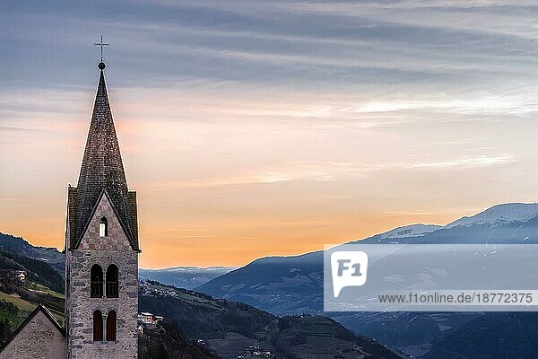 Glockenturm der Pfarrkirche in Villanders bei Sonnenaufgang